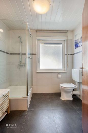 Großes Zweifamilienhaus auf traumhaften Grundstück in Glessen – Badezimmer