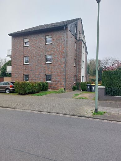 Straßen- und Eingangsseite