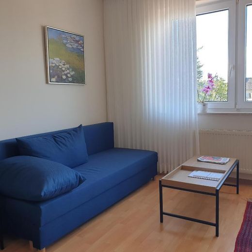 Voll möblierte 76 m² DG-Wohnung in Steinfeld – ab sofort frei – Couch