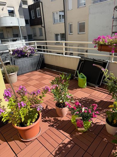 Luminoso, muy luminoso piso de 3 habitaciones, incl. cocina equipada, plaza de aparcamiento en garaje subterráneo, balcón y trastero – Balkon