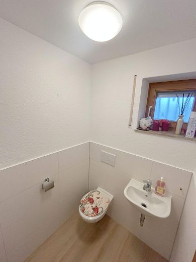 Senden‑Aufheim'de birinci sınıf konumda modernize edilmiş ikiz ev – 140 m² yaşam alanı + büyük ofis - komisyonsuz – Gäste-WC im EG