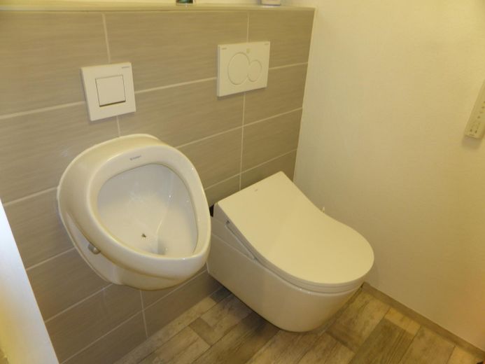 Sep. Toilette im Untergeschoss