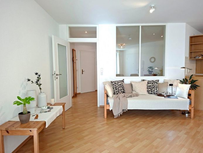 KURPARK-RESIDENZ Appartement en copropriété de 2 pièces, piscine/jacuzzi/sauna inclus dans les charges de copropriété, pompe à chaleur ! 1 place de parking en garage souterrain – Wohnbereich - Lesesofa