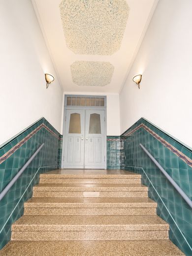 Clevere Kapitalanlage: Charmante 1-Zimmer-Wohnung in der Nähe historischer Kirche – Treppenhaus