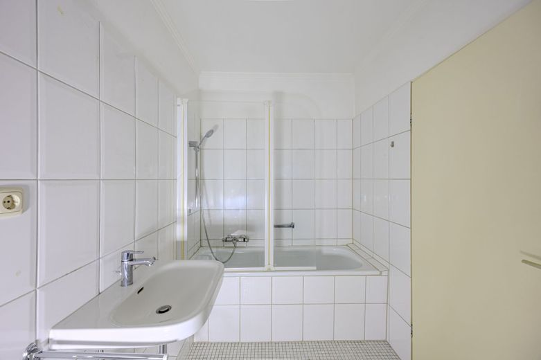 Attraktives Rahlstedt: Balkon miot 2-Zimmer Wohnung mit Tiefgaragenplatz kutzfristig verfügbar. – Badezimmer