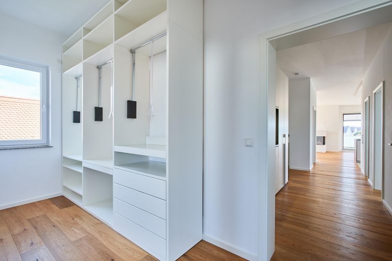 Einzigartige Dachterrassenwohnung - 3-FH - Erstbezug – Garderobe mit Blick zum Flur
