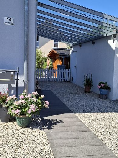 Energy-efficient passive house in a quiet location – Hauseingang