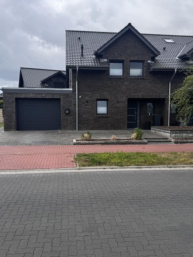 Moderne Doppelhaushälfte mit beheizter Garage, hochwertige Ausstattung mit Top-Energiewert – Foto 2