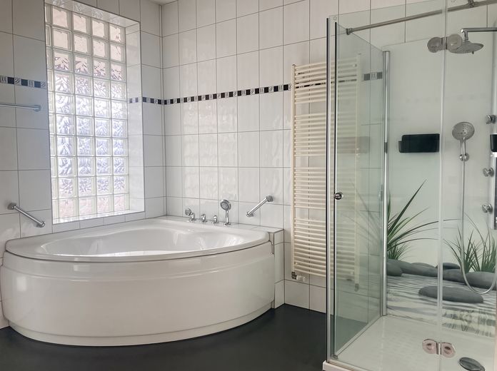 zentral gelegenen Wohnung in denkmalgeschützter Altbauvilla – Badewanne und Dusche