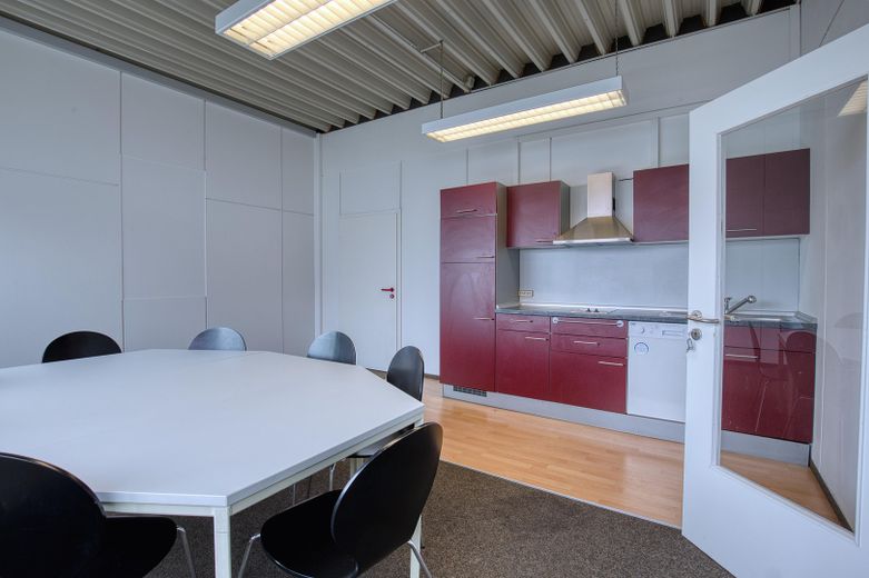 Flexible Büro- und Schulungsfläche mit 225 m² und 4 Stellplätzen in Reutlingen-Sondelfingen – Gemütlicher Aufenthaltsraum