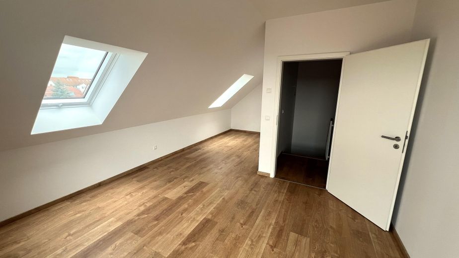 Ruhe mit Blick über Felder: Exklusives wohngesundes Plusenergie-Doppelhaus, S-Bahn fußläufig – Zimmer 1 DG