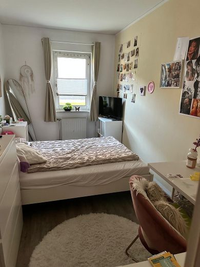 Renovierte 3- Zimmer Erdgeschosswohnung mit EBK in ruhiger Lage in 23974 Neuburg – Zimmer 2