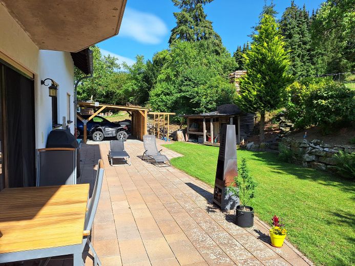 Großzügiges Wohnen im gepflegten Landhaus (nähe Golfplatz/Waldrand) PROVISIONSFREI – Großzügige Terrasse und Garten