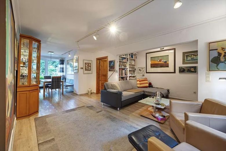 Senza commissione: casa con giardino e ingresso indipendente, 141 m² – Wohn-Essbereich