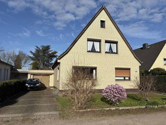 Casa unifamiliare con grande terreno, molta privacy e molteplici possibilità – Straßenansicht