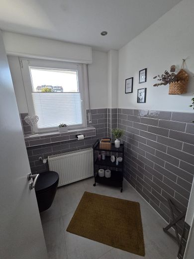 Bellissima casa bifamiliare con ampio giardino, piscina, garage, cucina componibile ecc. – Gäste WC