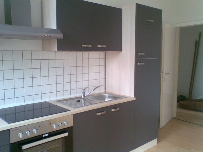 *** Großzügige WG 2-Zimmer mit Wannenbad, Einbauküche und Laminat im Zentrum *** – 2.Og mi