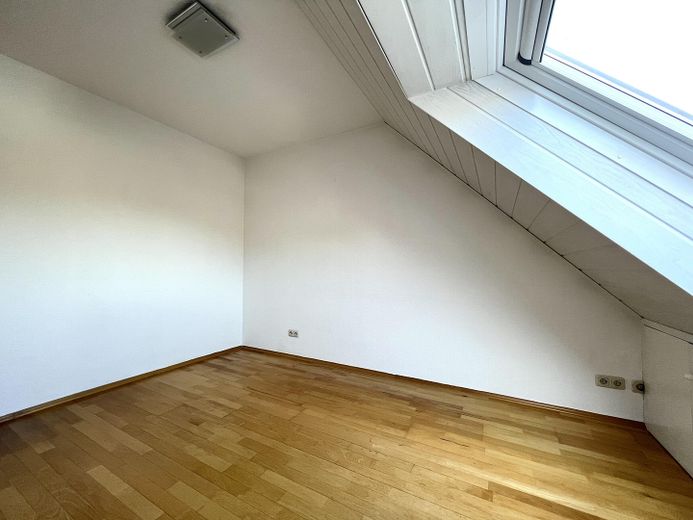 Przestronna dwupoziomowa mansarda z 4 pokojami, balkonem od południa i dalekim widokiem – Zdjęcie 8