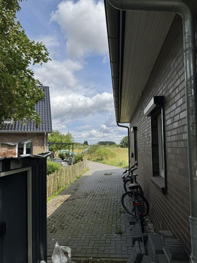 Modernes Einfamilienhaus mit hochwertiger Ausstattung und Smart-Home-System in Groß Wesenberg – Zufahrt