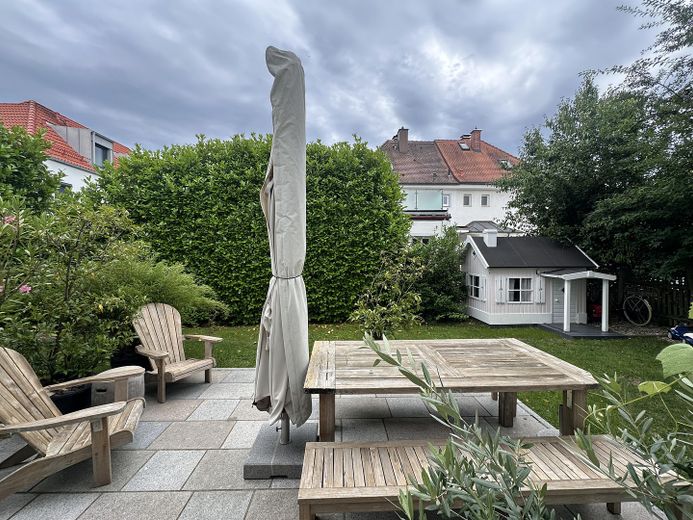 Near Simmerleinplatz: As-new, bright XXL semi-detached house, upscale features, KFW70 standard, with fitted kitchen – Südterrasse