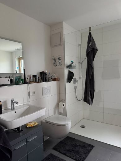 Elegante appartamento di 3 locali con cucina, disponibile dal 1.12.26. Si prega di leggere l’intero annuncio – Dusche im Bad