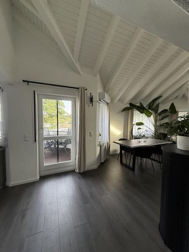Abitare con carattere – moderna maisonette con un’architettura del tetto impressionante, giardino e piscina – Foto 2