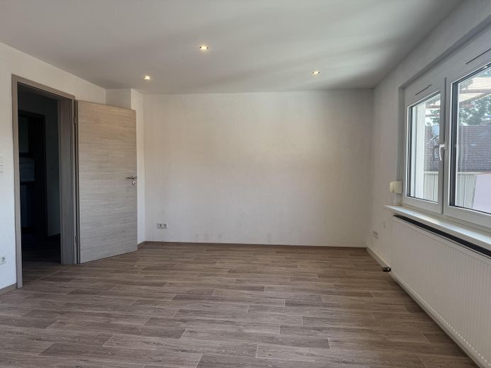3-Zimmer-Wohnung mit neuer Einbauküche, Südbalkon & Stellplatz – Wohnzimmer