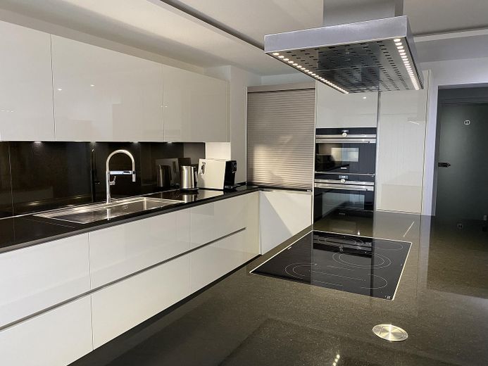 Esclusivo appartamento di 6 locali, 304 mq/KB/Garage/Terrazza/Giardino – Küche
