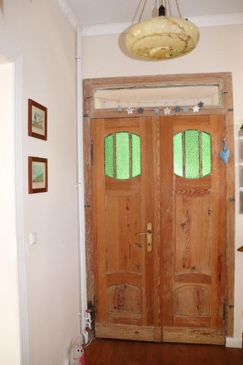 Charming country house with living basement, large garden, workshop, two verandas, hobby stable – Alter Hauseingang, zum Erker