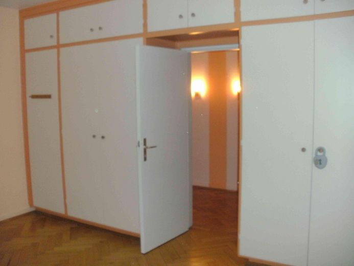 renov.bedürft. 3,5-Zi-Whg mit Balkon und EBK samt sep. DG-Whg. im Rohbau, in freundl. MFH in HN – Kinderzimmer Einbauschrank li