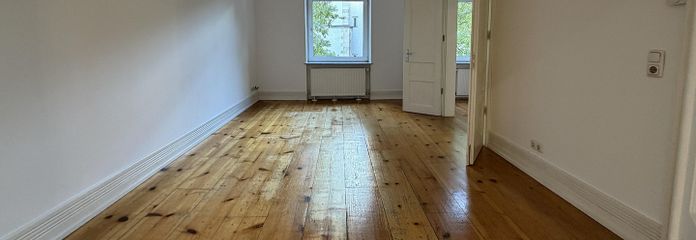 3,5-kamerappartement in oud gebouw in het Nordend met balkon, inbouwkeuken en 3 m hoge plafonds – Zimmer 1