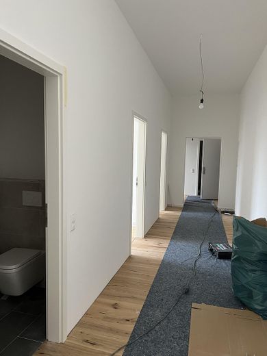 weitläufiger Flur