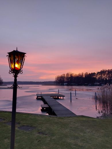 Groß Köris’te su kenarlı taşınmaz, İskele ve misafir evi bulunan seçkin göl mülkü- komisyonsuz – Abendrot im Winter