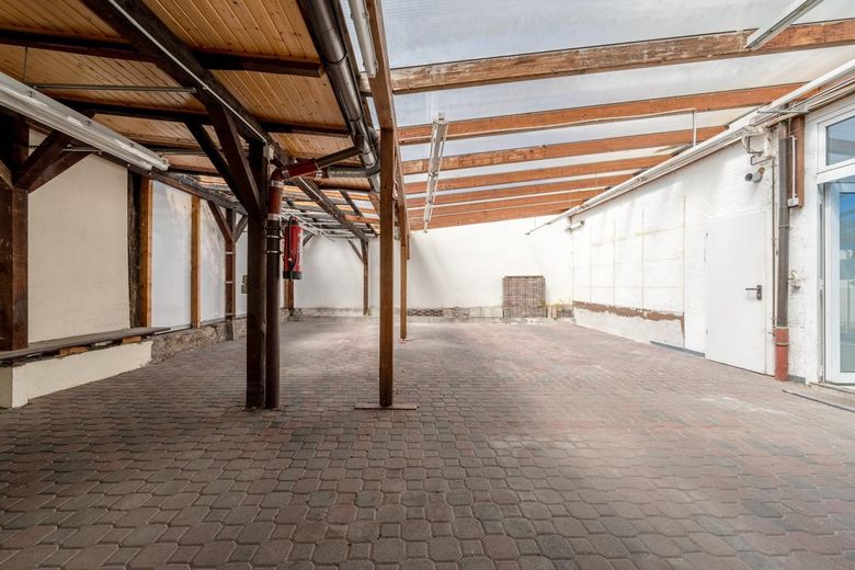 Büro + Werkstatt + Showroom | Glaseingang | ab 393 m² bis 700 m² | sofort! Kostenlose Werbefläche! – Überdachter Innenhof