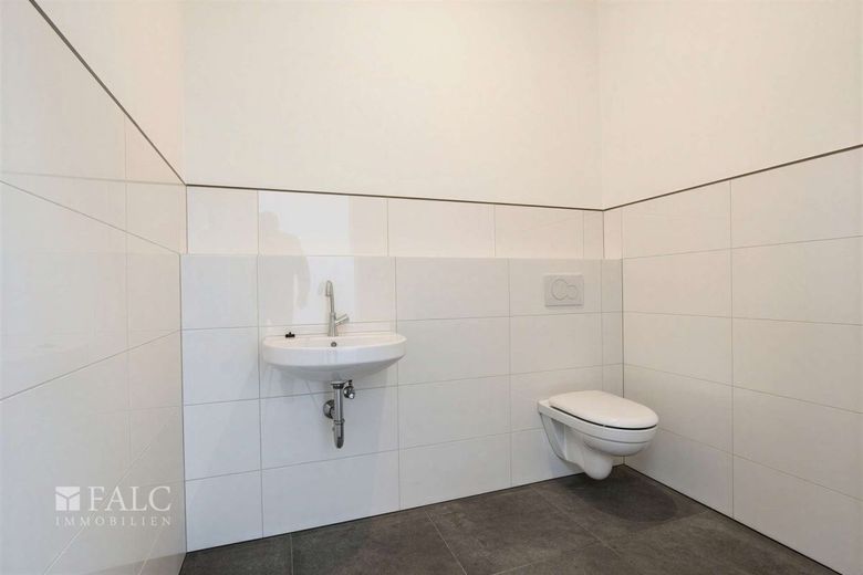 Große Fenster, große Chancen: Ihr neues Geschäft in Stolberg! – Badezimmer - (KI generiert)