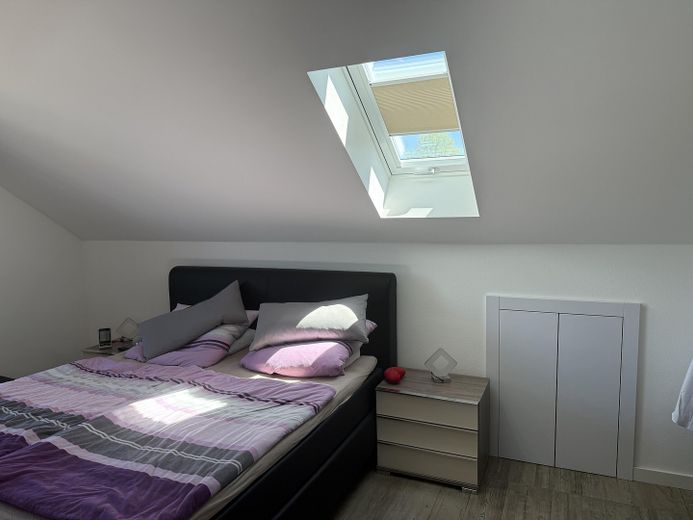 ETW mit gehobener Ausstattung und Fernblick in beliebtem Wohnviertel von Hengersberg – Schlaffzimmer 