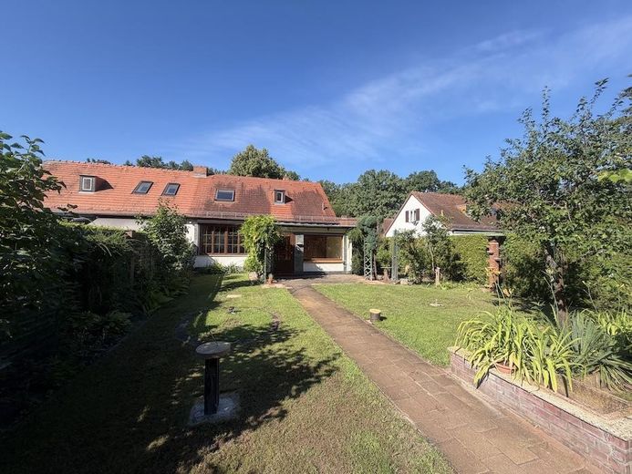 Ländliche Idylle mitten in der Stadt ! Ihr künftiges Zuhause mit herrlichem Garten und 3 Garagen ! – Gartenansicht