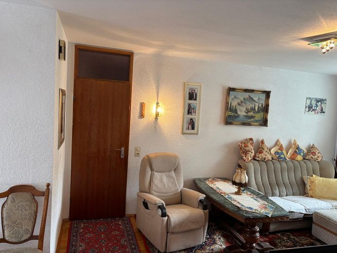 3,5-Zimmer Eigentumswohnung in Wuppertal-Elberfeld mit Ausblick über die Stadt – Wohnzimmer - Tür zum Bad/WC