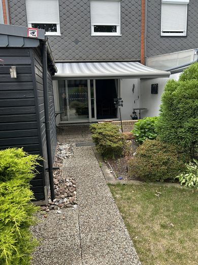 Commission-free terraced house living area 150sqm plot 230sqm Kattenesch – Terrasse mit Markise