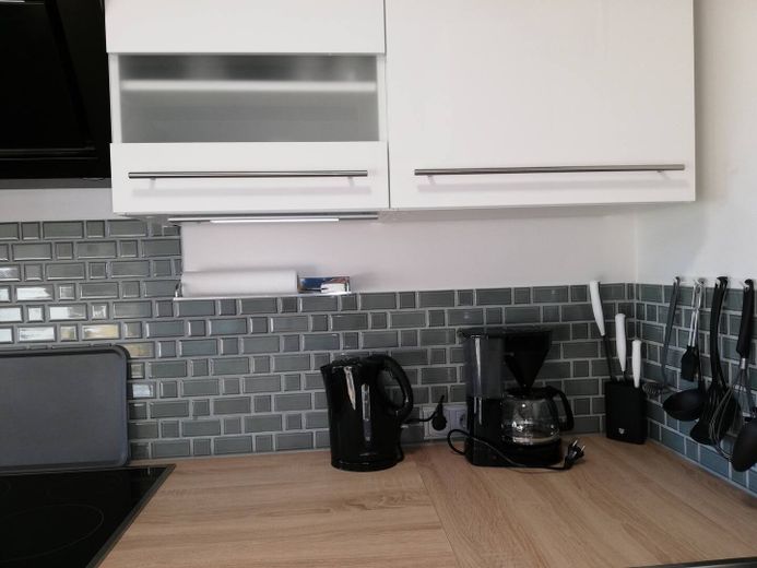Appartement entièrement équipé, terrasse, jardin, place de stationnement – Photo 29