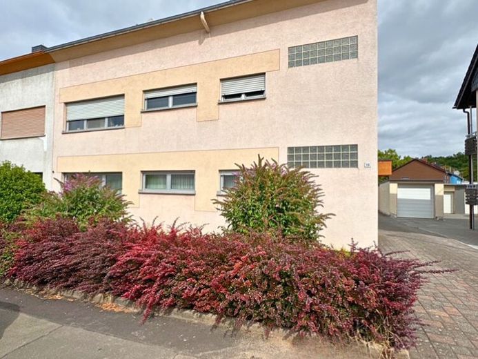 Gepflegtes 3-Familienhaus mit Garagen und Garten auf dem Heidstock – Foto 1