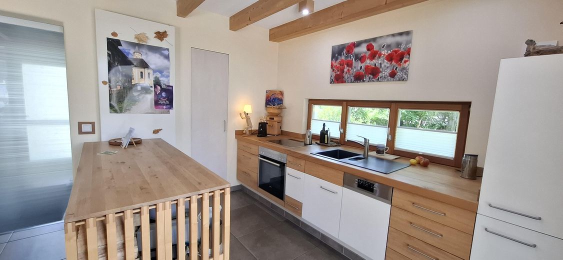 Arrivare. Respirare. Sentirsi a casa. Casa d'architetto in costruzione ecologica in legno – EG Küche
