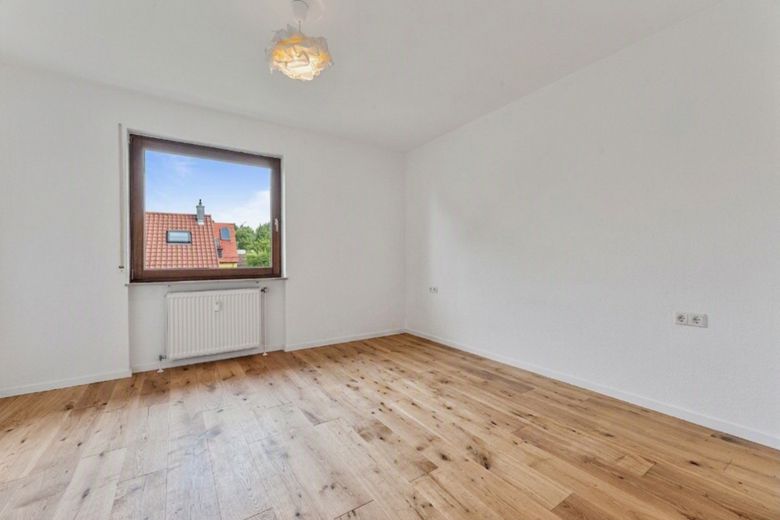 *provisionsfrei* Helle 3-Zi-Wohnung hochwertig renoviert mit Balkon in zentraler Lage – Schlafzimmer 1