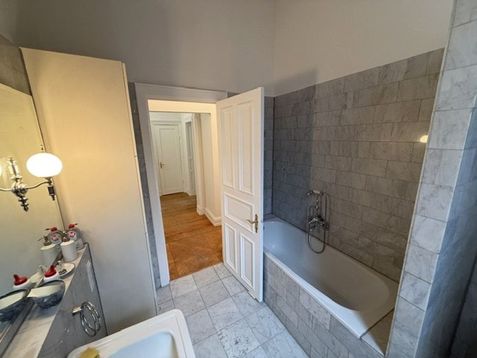 Stilvolle 2 Zimmer Altbauwohnung in der Belleetage in Hamburg-Harvestehude - – Marmor Badezimmer
