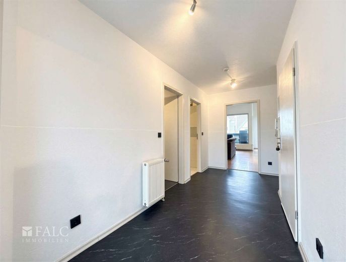 Licht, Raum und Galerie: Stilvolle Maisonette-Wohnung mit Westbalkon! – Diele