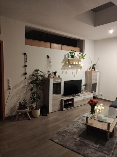 Schön geschnittene 2-Zimmer-Wohnung mit Einbauküche in ruhiger Lage nahe Bahnhof. – Foto 3