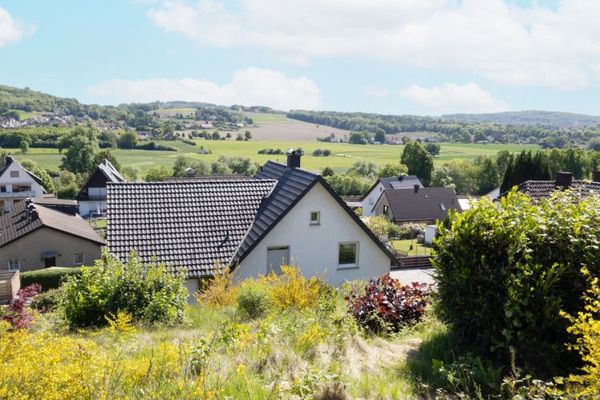 Abitare con vista: Affascinante casa unifamiliare in posizione collinare tranquilla a Hiddenhausen