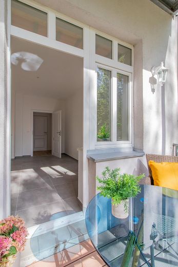 Frei & neu modernisiert - energieeffizienter Wohntraum mit Wellness-Bad & Balkon in Top-Lage – Balkon