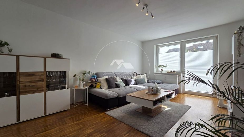 Selten: 4-Zimmer-Wohnung mit Privatgarten, Balkon, Garage &amp;  Top Anbindung – Wohnzimmer mit Zugang zum Garten