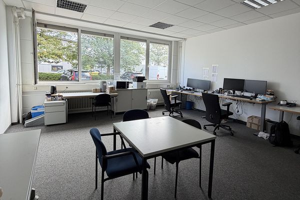 Helle Bürofläche ca. 100 m² – mit 3 Räumen und Stellplätzen
